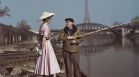 Robert Capa, Un mannequin habillé en Dior sur les quais de la Seine, Paris, 1948.