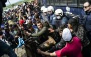 La Grèce condamne l’utilisation de lacrymogènes et balles en caoutchouc par la Macédoine pour repousser les migrants