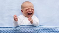 Laissez bébé pleurer à l’heure du coucher : il dormira mieux !