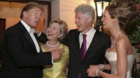Lors de leur réception de mariage à Palm Beach le 22 janvier 2005, Donald et Melania Trump recevaient tout sourire Hillary et Bill Clinton. Blanc bonnet et bonnet blanc.