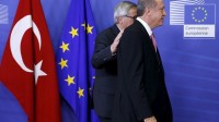 Le président de la Commission européenne Jean-Claude Juncker passe la main dans le dos du président turc Recep Tayyip Erdogan.