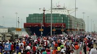 La photo : Le canal de Panama élargi accueille son premier porte-conteneurs : un navire chinois
