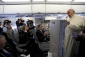 Le pape assure qu’il faut « demander pardon » aux homosexuels, aux femmes, aux enfants.<br>Et il parle de Luther