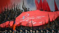 drapeau rouge flotté Moscou parade Seconde Guerre mondiale photo