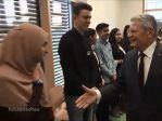 Une immigrée musulmane refuse de serrer la main de Joachim Gauck, président de l’Allemagne