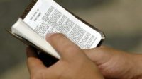 femme agressée migrant afghan cause elle lisait Bible Autriche