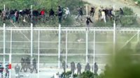 La vidéo : quelque 1.000 migrants nord-africains ont tenté de forcer la frontière de Ceuta au nord du Maroc