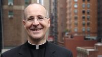 LGBT James Martin jésuite pro gay consultant communication Vatican