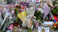 Des fleurs, des messsages, des bougies en mémoire aux victimes de l'attentat, le 24 mai 2017 à Manchester.