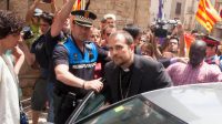 évêque Solsona Espagne sortir église escorte policière