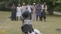 Drapeau islamiste déployé sur le gazon britannique en 2016 en présence de Khuram Butt (reportage de Channel 4)