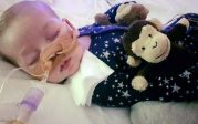 Le petit Charlie Gard, interdit d’aller se faire soigner ailleurs, doit être débranché contre la volonté de ses parents