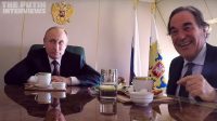 Oliver Stone tend le micro à Vladimir Poutine, qui révèle qu’il est grand-père et fend l’armure