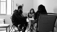 Un réfugié, un thérapeute et un interprète participent à une intervention de soutien psychosocial.