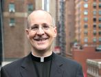 Le P. James Martin SJ, consulteur de la Salle de presse du Vatican, dit que Dieu a créé les LGBTQ « comme ils sont »
