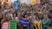 Plus de 100 000 personnes ont marché samedi à Barcelone contre le terrorisme.