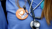 Royaume-Uni : les services de santé socialistes du NHS veulent faciliter le recrutement de médecins étrangers et réduire leurs exigences de formation