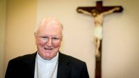 L'archevêque Denis Hart a exhorté les catholiques à voter contre le mariage homosexuel.