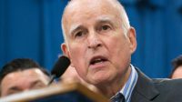 Jerry Brown, gouverneur de Californie, a signé la loi qui oblige les personnels de maisons médicale à utiliser les pronoms transgenres