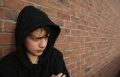 Mutilations et suicides chez les jeunes « transgenres » ?<br>L’éducation LGBT doit être renforcée !