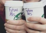 Starbucks fête le Noël de la diversité – avec un couple de lesbiennes