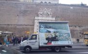 Un camion publicitaire rendant hommage au cardinal Caffarra arrêté par la police près du Vatican