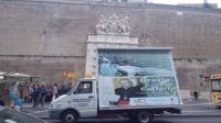 Un camion publicitaire rendant hommage au cardinal Caffarra arrêté par la police près du Vatican