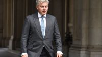 ministre intérieur britannique perd 56000 étrangers déportation