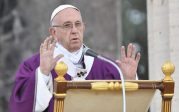 Pour la grande presse, c’est fait : le pape François a « donné aux prêtres catholiques le droit de se marier »