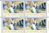 Un timbre du Vatican à l’effigie du pape François devant le mémorial du génocide des Arméniens