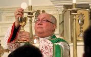 Mgr Robert Morlino de Madison, Wisconsin, invite tout son diocèse à prier l’archange saint Michel pour lutter contre le mal dans le monde