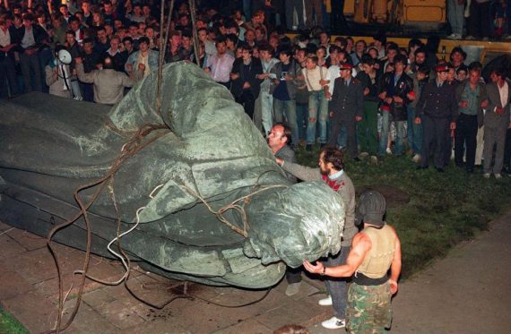 Le parti communiste russe réclame le retour du monument à Félix Dzerjinski, le tortionnaire fondateur de la Tchéka, le futur KGB