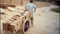 Chine ouvriers payés briques