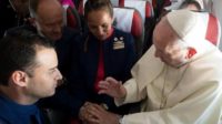 Mariage en plein vol : le pape François met en œuvre ce qu’il pense