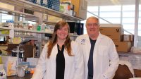 Le Dr Marie-Claude Bourgeois-Daigneault  et le Dr John Bell espèrent que les virus feront progresser l'immunothérapie contre le cancer