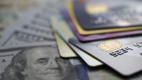 La dette totale sur les cartes de crédit aux Etats-Unis a atteint les 1.000 milliards de dollars pour la première fois l’an dernier