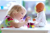 Une nouvelle étude le confirme, démentant la théorie du genre : la préférence des enfants pour les jouets attribués à leur sexe est en partie innée