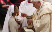 Pétition mondiale aux évêques : des bancs de communion pour les fidèles qui veulent communier à genoux !