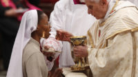 Pétition mondiale aux évêques : des bancs de communion pour les fidèles qui veulent communier à genoux !