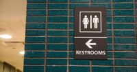 Les écoles américaines ne donneront plus suite aux plaintes d’élèves transgenres obligés d’utiliser les toilettes correspondant à leur sexe « biologique »