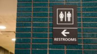Les écoles américaines ne donneront plus suite aux plaintes d’élèves transgenres obligés d’utiliser les toilettes correspondant à leur sexe « biologique »