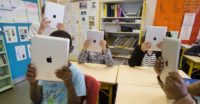 TICE à l’école : une mauvaise idée – l’apprentissage et la lecture sont plus efficaces dans les manuels scolaires que sur écran
