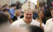 LGBT : le cardinal Tobin affirme que l’Eglise catholique « bouge » sur la question des couples de même sexe