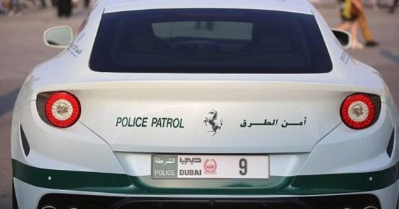 plaques immatriculation digitales Dubai police véhicules
