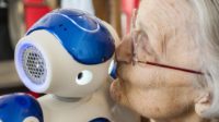 Les robots rentrent au service des personnes âgées dans les maisons de retraite… pour le meilleur, mais pour le pire aussi