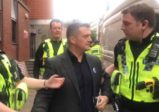 Tommy Robinson jeté en prison à Leeds pour avoir couvert le procès de violeurs «&nbsp;asiatiques&nbsp;», les médias censurés