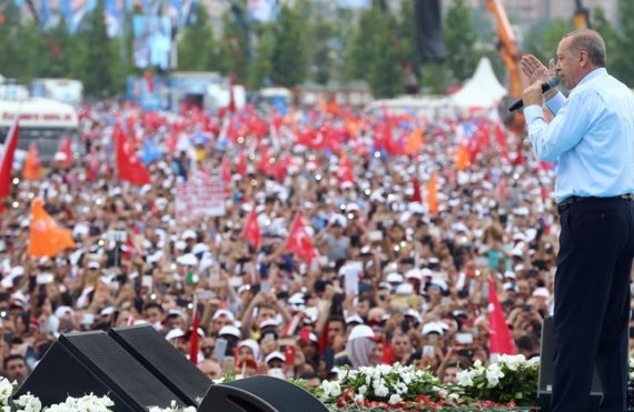 Meeting électoral Erdogan Istanbul centaines milliers militants