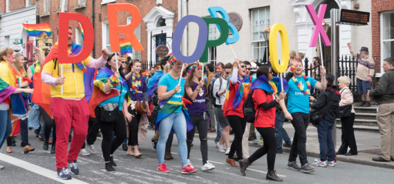école primaire Gay Pride LGBT colère directrice Royaume Uni
