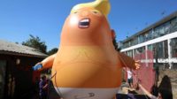 manifestants anti Trump Londres ballons moqueurs