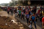 Historique : Trump face au peuple sans frontière des migrants et à ses colonnes infernales